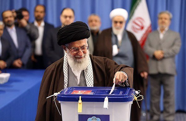 رهبر معظم‌ انقلاب‌ اسلامی رأی خود را به صندوق انداختند