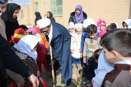 درخت موهبتی برای آرامش بشر است/ نونهالان در مرکز بزرگ اسلامی سقز نهال کاشتند