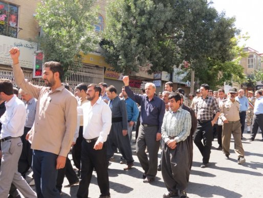 راهپیمایی نمازگزاران سقزی در محکومیت جنایات آل سعود وآل خلیفه+ عکس