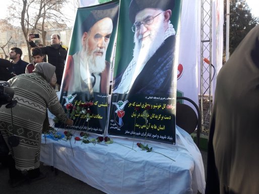 تمثال امام خمینی(ره) در سقز گلباران شد/ تصاویر