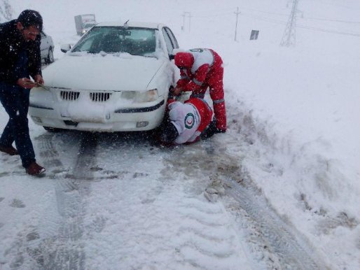 روایت دوربین از خدمات رسانی ستاد بحران سقز به مردم گرفتار در برف