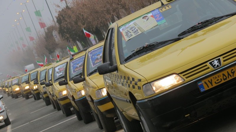 آیین رژه موتورسواران و تاکسی ها در سقز همزمان با ورود تاریخی امام(ره) به میهن