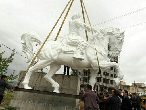 مجسمه «هه لپه رکی سوارو»جانمایی شد/مسئولین بدون اعتنا به خواسته مردم، حرف خود را به کرسی نشاندند