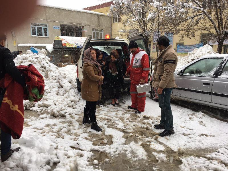 ستاد بحران، خدمات رسانی، مردم گرفتار در برف، نجات جان مادر باردار، جاده، بهمن، برف
